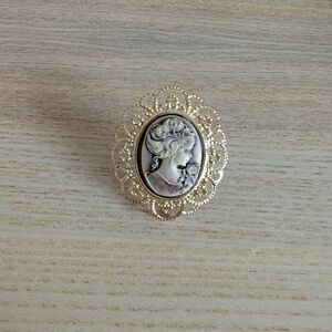 Vintage Gold Cameo Ring